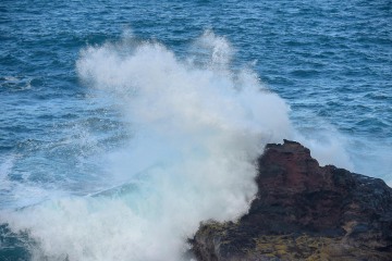 Waves Crashing || Maui, Hawaii
