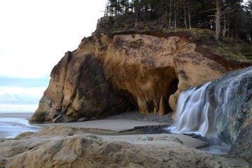 Fall Creek Waterfall at Hug Point State Recreation Site || Oregon Coast Hwy