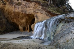 Fall Creek Waterfall at Hug Point State Recreation Site || Oregon Coast Hwy