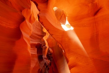 Light Beams Paint the Walls || Lower Antelope Canyon