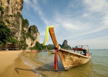 Longtail Taxi Boat on Tonsai Beach || West Railay