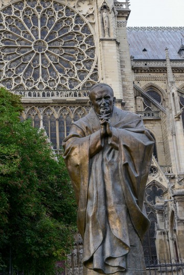 Pope John Paul II Statue at Notre-Dame Cathedral || Paris