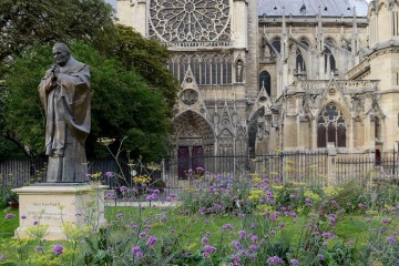 Pope John Paul II Statue at Notre-Dame Cathedral || Paris